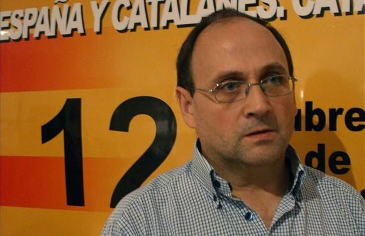 El portavoz de la Plataforma d’Espanya i Catalans, Manel Parra, en la rueda de prensa de este miércoles, en Barcelona. MARIA PUJOL El portavoz de la Plataforma d’Espanya i Catalans, Manel Parra, en la rueda de prensa de este miércoles, en Barcelona. MARIA PUJOL