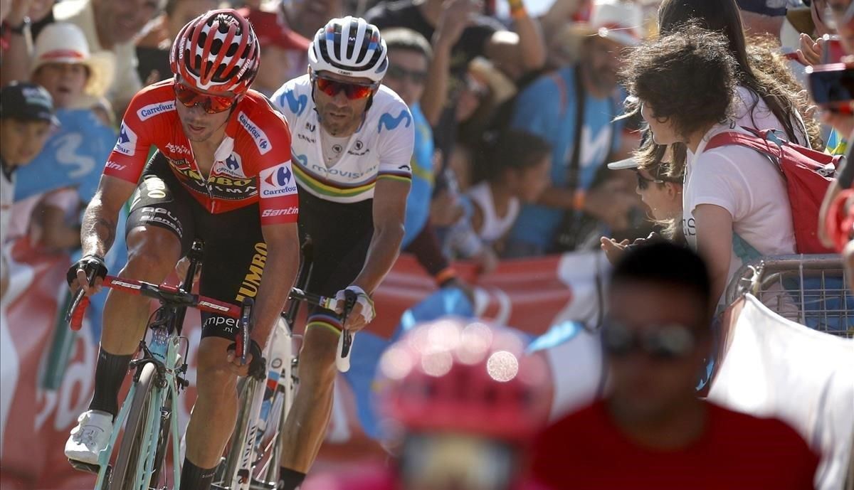 Primoz Roglic y Alejandro Valverde se presentan juntos en la cima de El Acebo. Primoz Roglic y Alejandro Valverde se presentan juntos en la cima de El Acebo.