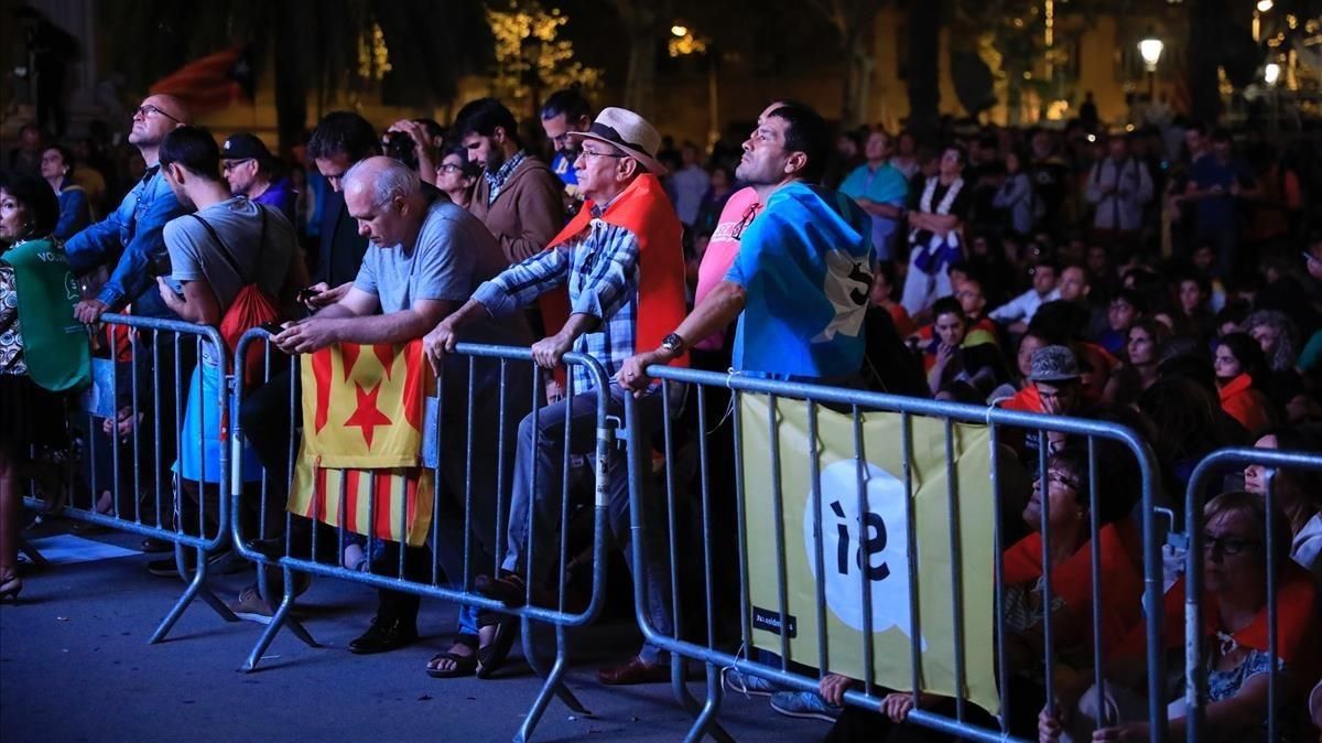 Sensacion de decepcion entre los independentistas tras la intervencion de Carles Puigdemont Sensacion de decepcion entre los independentistas tras la intervencion de Carles Puigdemont
