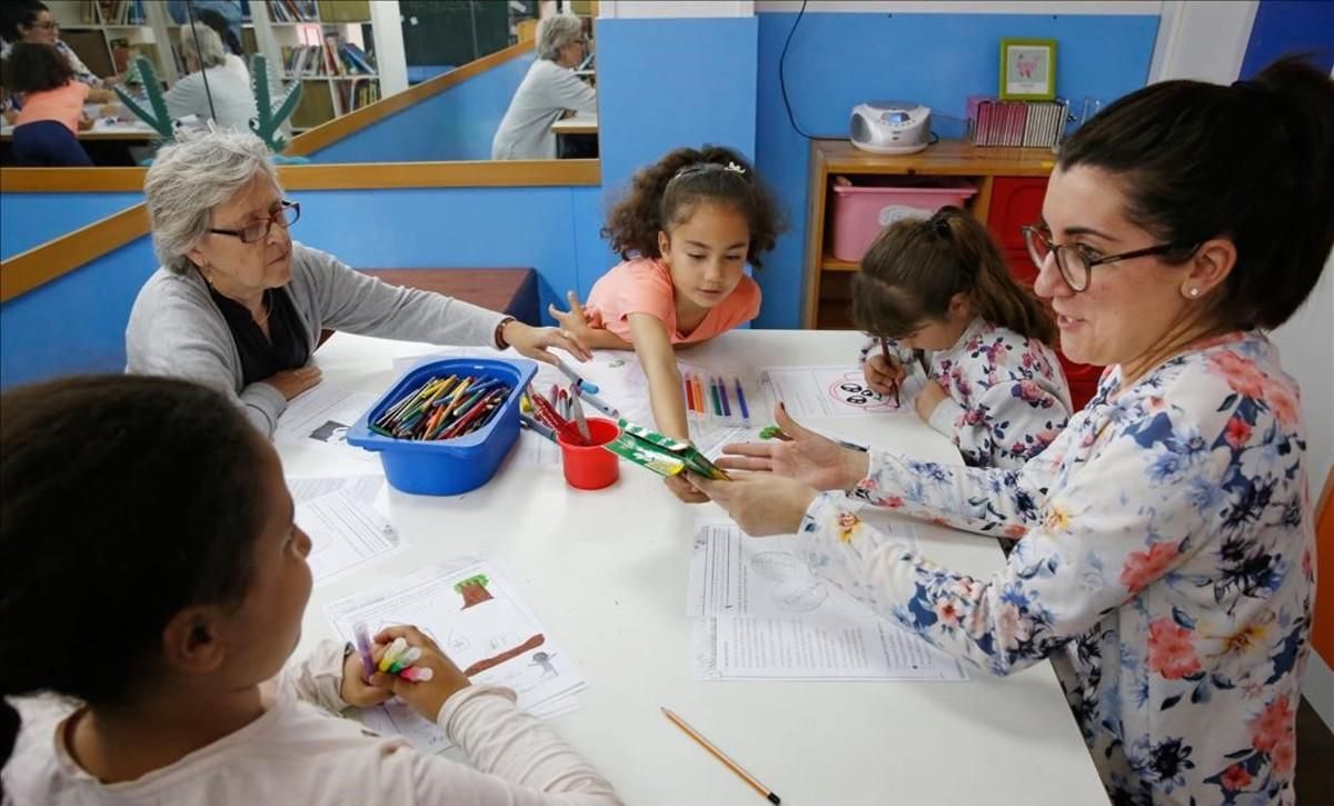 Niños que han sufrido un desahucio, en el servicio de apoyo psicológico y educativo de la Asociación Educativa Nou Quitxalles-Familia Juanitos, en L’Hospitalet. Niños que han sufrido un desahucio, en el servicio de apoyo psicológico y educativo de la Asociación Educativa Nou Quitxalles-Familia Juanitos, en L’Hospitalet.