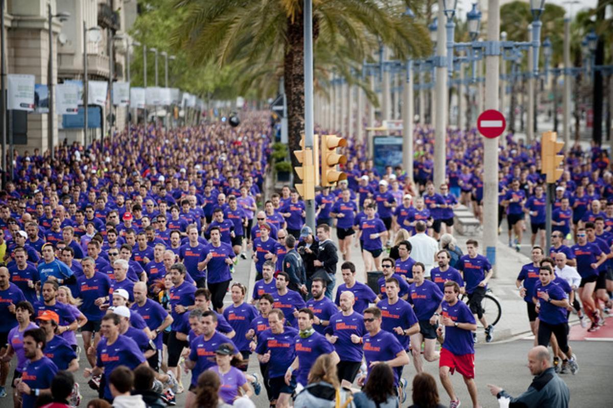 La marea violeta de corredores de la Cursa dels Bombers de Barcelona.