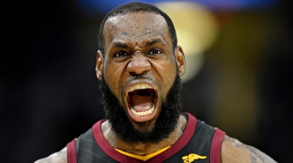 LeBron James celebra uno de sus últimos triples en el Quicken Loans Arena, de Cleveland. LeBron James celebra uno de sus últimos triples en el Quicken Loans Arena, de Cleveland.