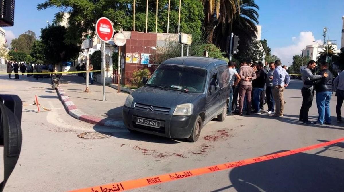 Un gihadista apunyala dos policies a Tunis Un gihadista apunyala dos policies a Tunis