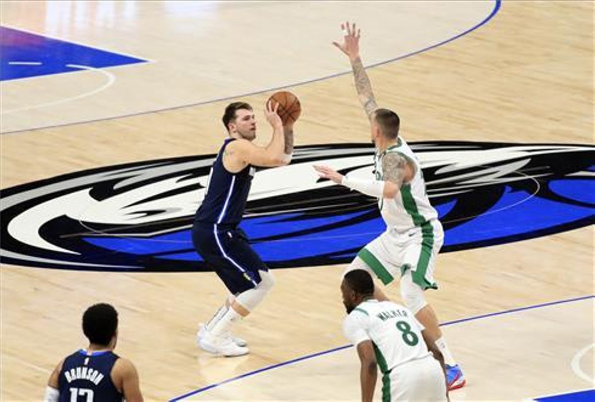 Doncic lanza de triple durante los últimos segundos del duelo ante los Celtics. Doncic lanza de triple durante los últimos segundos del duelo ante los Celtics.