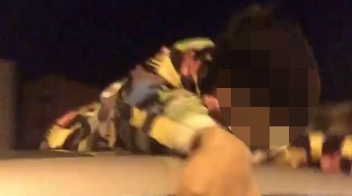Identifican en Málaga a un conductor que circulaba con un menor sobre el techo del coche Identifican en Málaga a un conductor que circulaba con un menor sobre el techo del coche