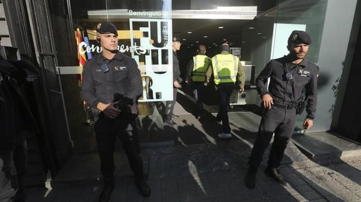 Agentes de la Guardia Civil, frente a sede de CDC en Barcelona, durante el registro efectuado el pasado 21 de octubre. Agentes de la Guardia Civil, frente a sede de CDC en Barcelona, durante el registro efectuado el pasado 21 de octubre.
