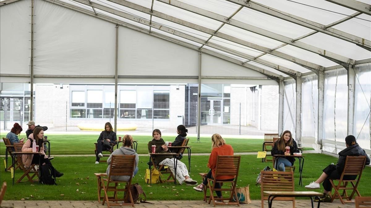 Estudiantes de la Universidad de Bolton mantienen la distancia social en una de las instalaciones. Estudiantes de la Universidad de Bolton mantienen la distancia social en una de las instalaciones.