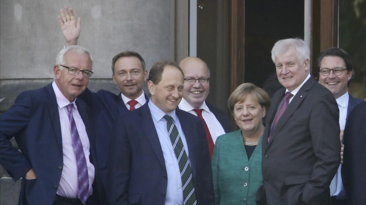 Angela Merkel este miércoles en Berlín con dirigentes de los partidos políticos con los que está negociando un posible gobierno de coalición. Angela Merkel este miércoles en Berlín con dirigentes de los partidos políticos con los que está negociando un posible gobierno de coalición.