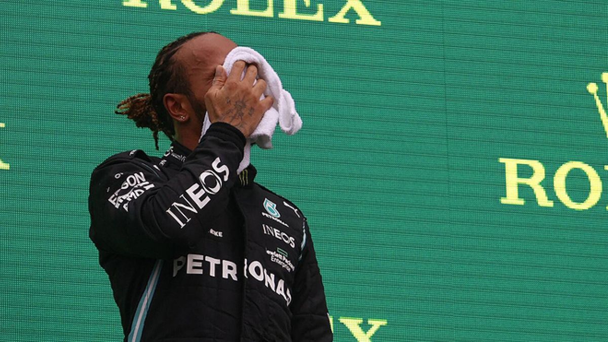 Los mareos de Hamilton en el podio podrían estar condicionados por el virus. Los mareos de Hamilton en el podio podrían estar condicionados por el virus.