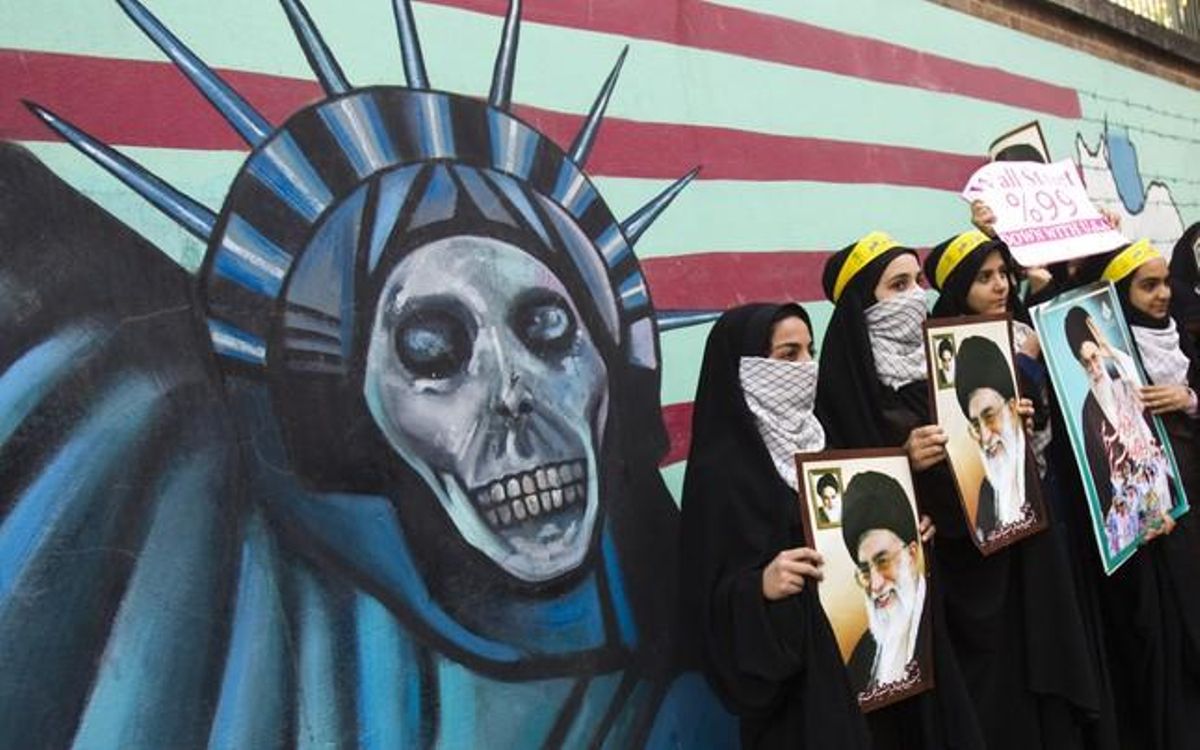 Estudiantes iranís sostienen fotos del ayatolá Jamenei ante el muro de la antigua Embajada de EEUU en Teherán, el viernes, durante los actos de celebración de la toma de la legación estadounidense, hace 32 años. Estudiantes iranís sostienen fotos del ayatolá Jamenei ante el muro de la antigua Embajada de EEUU en Teherán, el viernes, durante los actos de celebración de la toma de la legación estadounidense, hace 32 años.