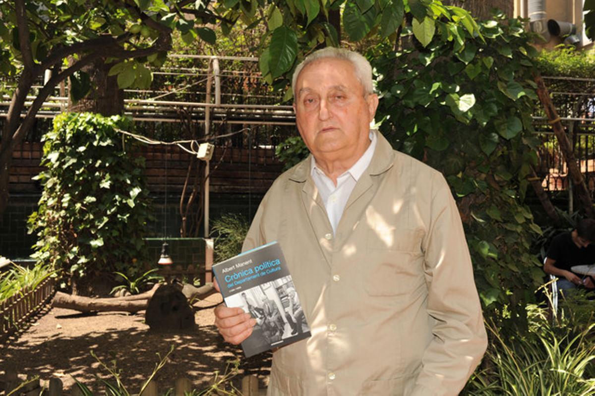 Albert Manent, en el Ateneu Barcelonés, presenta un libro en mayo del 2010.
