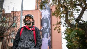 El artista Teo Vázquez frente al gran mural en la Pantera Rosa, en La Marina, este miércoles.