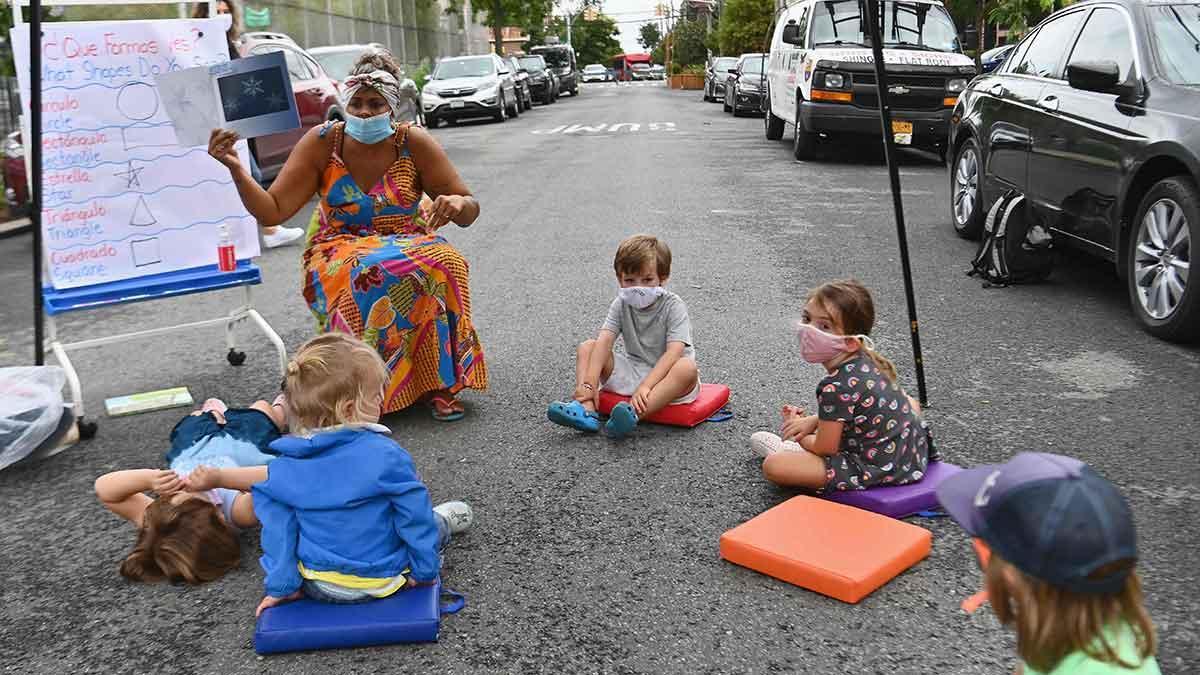 Una escuela de Nueva York ensaya clases al aire libre para los más pequeños.