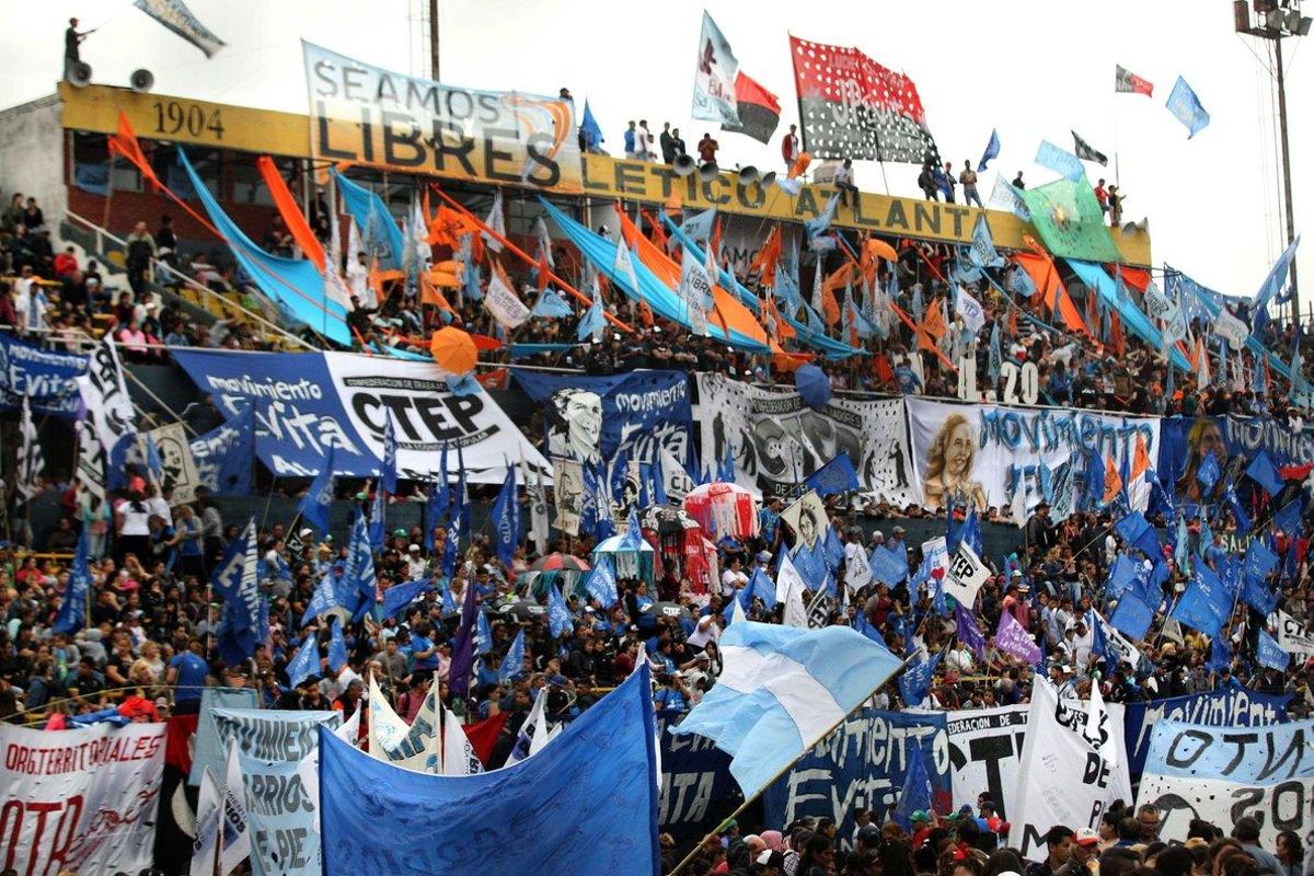 Miles de personas protestan hoy en el Estadio Atlanta de Buenos Aires, Argentina, durante el primer gran acto de la semana de accion contra el G20 convocada para repudiar la cita en la capital argentina de los lideres mas poderosos del mundo los proximos 30 de noviembre y 1 de diciembre EFE Marina Guillen Miles de personas protestan hoy en el Estadio Atlanta de Buenos Aires, Argentina, durante el primer gran acto de la semana de accion contra el G20 convocada para repudiar la cita en la capital argentina de los lideres mas poderosos del mundo los proximos 30 de noviembre y 1 de diciembre EFE Marina Guillen