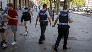 Agentes de los Mossos patrullando por el paseo de Gràcia.