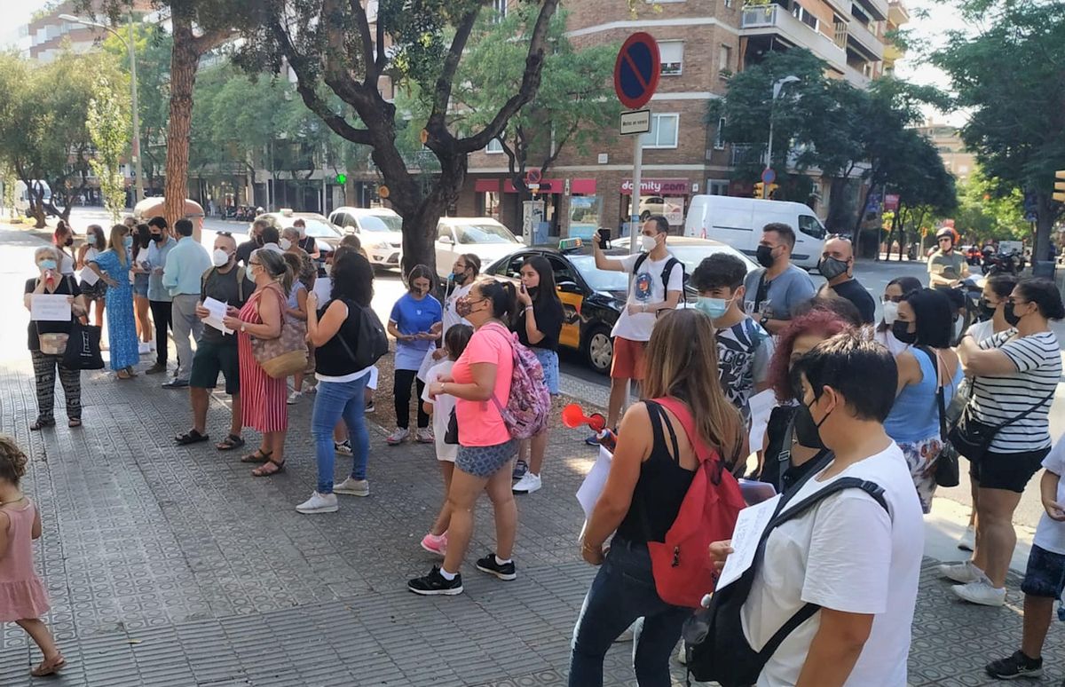 Familias del Col·legi Boix de Badalona concentradas a las puertas del Departament d’Educació. Familias del Col·legi Boix de Badalona concentradas a las puertas del Departament d’Educació.