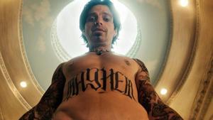 En la plataforma de la otrora puritana Disney, Sebastian Stan, en el papel de Tommy Lee, dialoga con su prótesis.