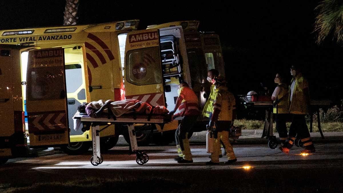 Evacuación en ambulancia de los ocupantes de la patera rescatada a 500 kilómetros de Gran Canaria. Evacuación en ambulancia de los ocupantes de la patera rescatada a 500 kilómetros de Gran Canaria.