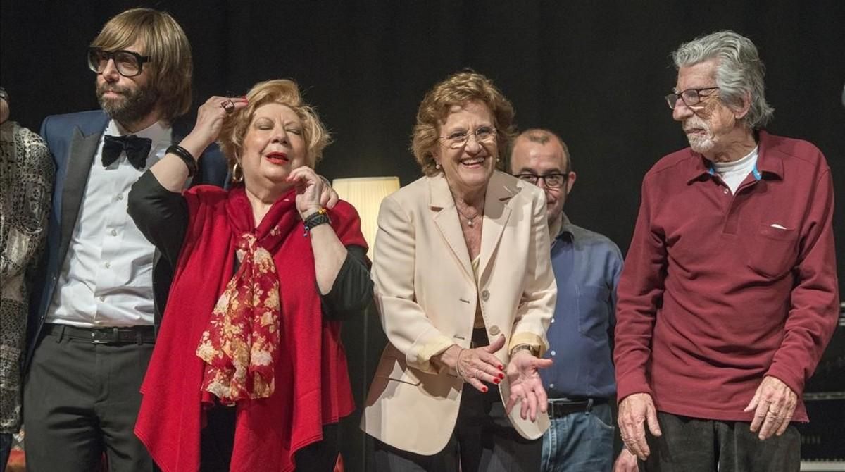 De izquierda a derecha, Òscar Dalmau, Núria Feliu, Lita Torelló, Jordi Beltran (tapado) y Francesc Burrull, en el Auditori. De izquierda a derecha, Òscar Dalmau, Núria Feliu, Lita Torelló, Jordi Beltran (tapado) y Francesc Burrull, en el Auditori.