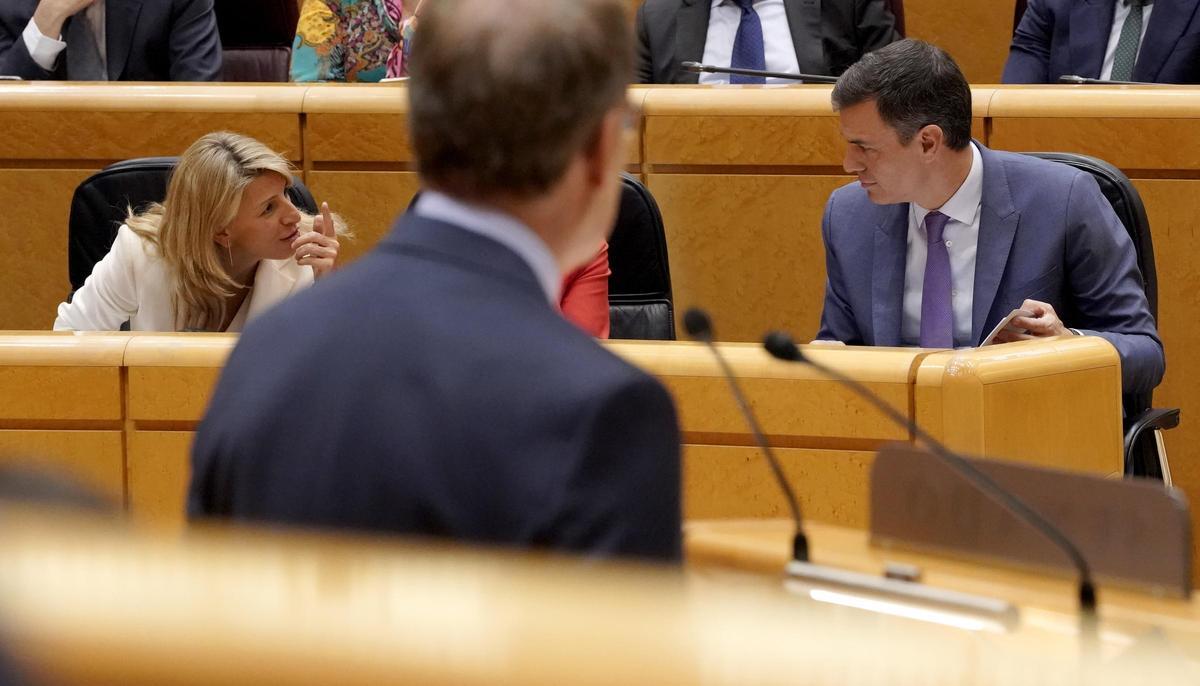 Madrid. 25.04.2023. Cara a cara en el Senado de Pedro Sánchez, presidente del Gobierno y Alberto Núñez Feijóo, Partido Popular. Yolanda Díaz y Pedro Sánchez hablan durante la intervención de Feijóo. Madrid. 25.04.2023. Cara a cara en el Senado de Pedro Sánchez, presidente del Gobierno y Alberto Núñez Feijóo, Partido Popular. Yolanda Díaz y Pedro Sánchez hablan durante la intervención de Feijóo.
