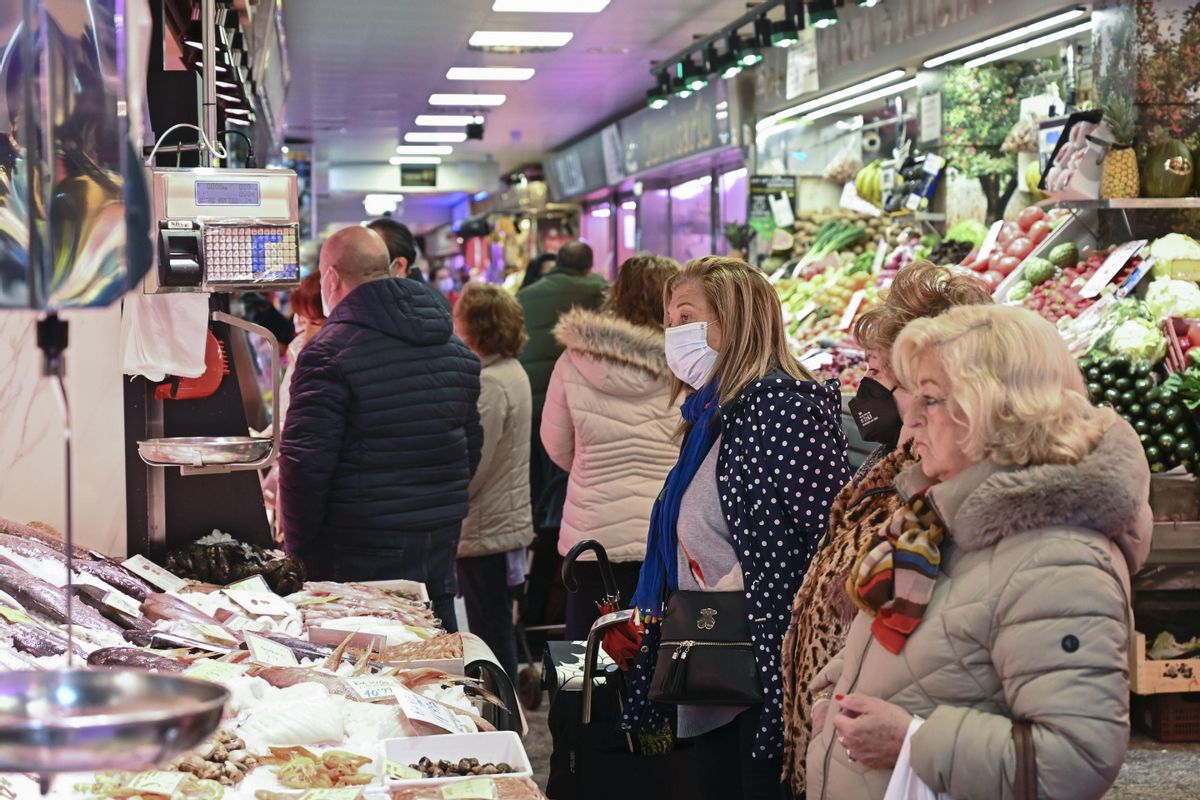 Varias clientas con y sin mascarilla aguardan a ser atendidas en un puesto de un mercado de Madrid. Varias clientas con y sin mascarilla aguardan a ser atendidas en un puesto de un mercado de Madrid.