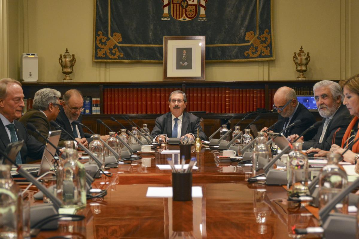 El presidente del Consejo General del Poder Judicial (CGPJ), Rafael Mozo (c), preside el pleno extraordinario del pasado 20 de diciembre.