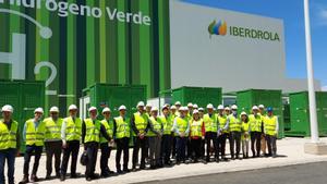 Una delegación japonesa visitó la planta de hidrógeno verde de Iberdrola en Puertollano en 2022. 