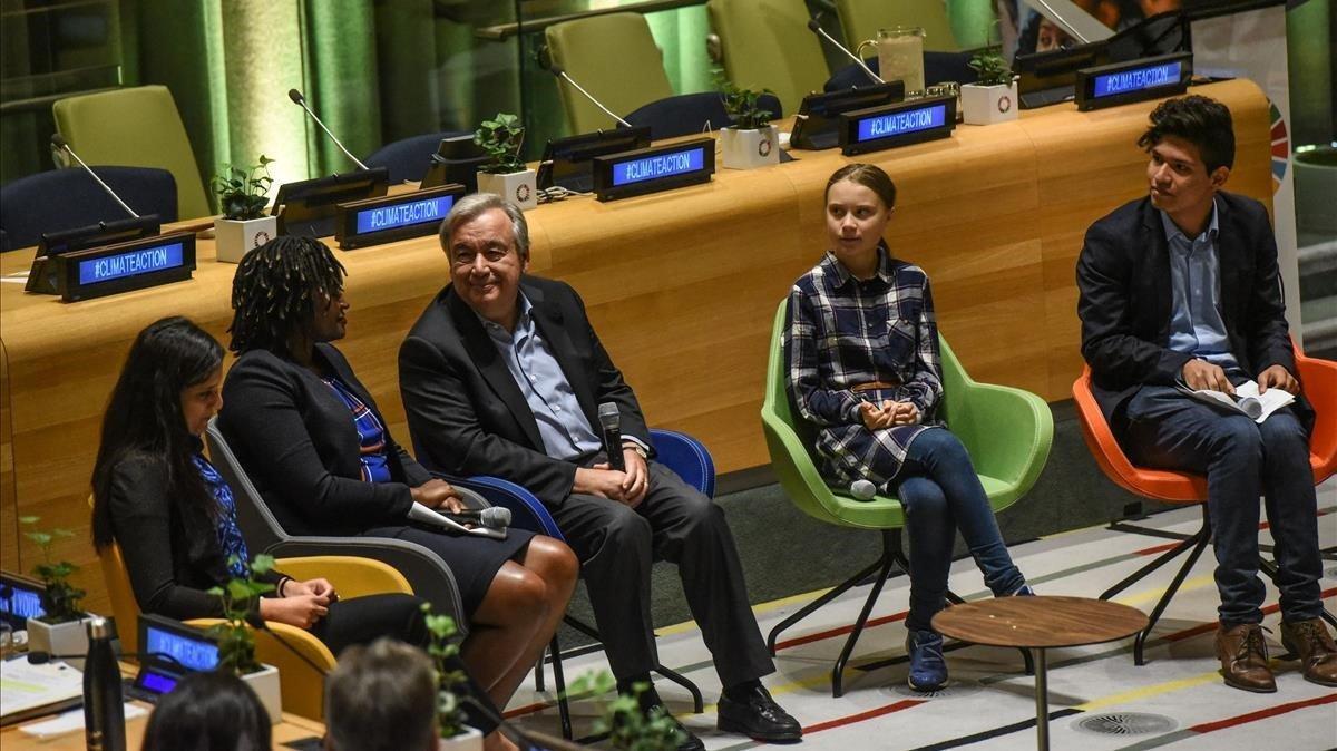 El secretario general de la ONU, Antonio Guterres, escucha a los jóvenes activistas climáticos Komal Karishma Kumar, Wanjuhi Njoroge, Greta Thunberg y Bruno Rodríguez en la primera Cumbre Juvenil del Clima.