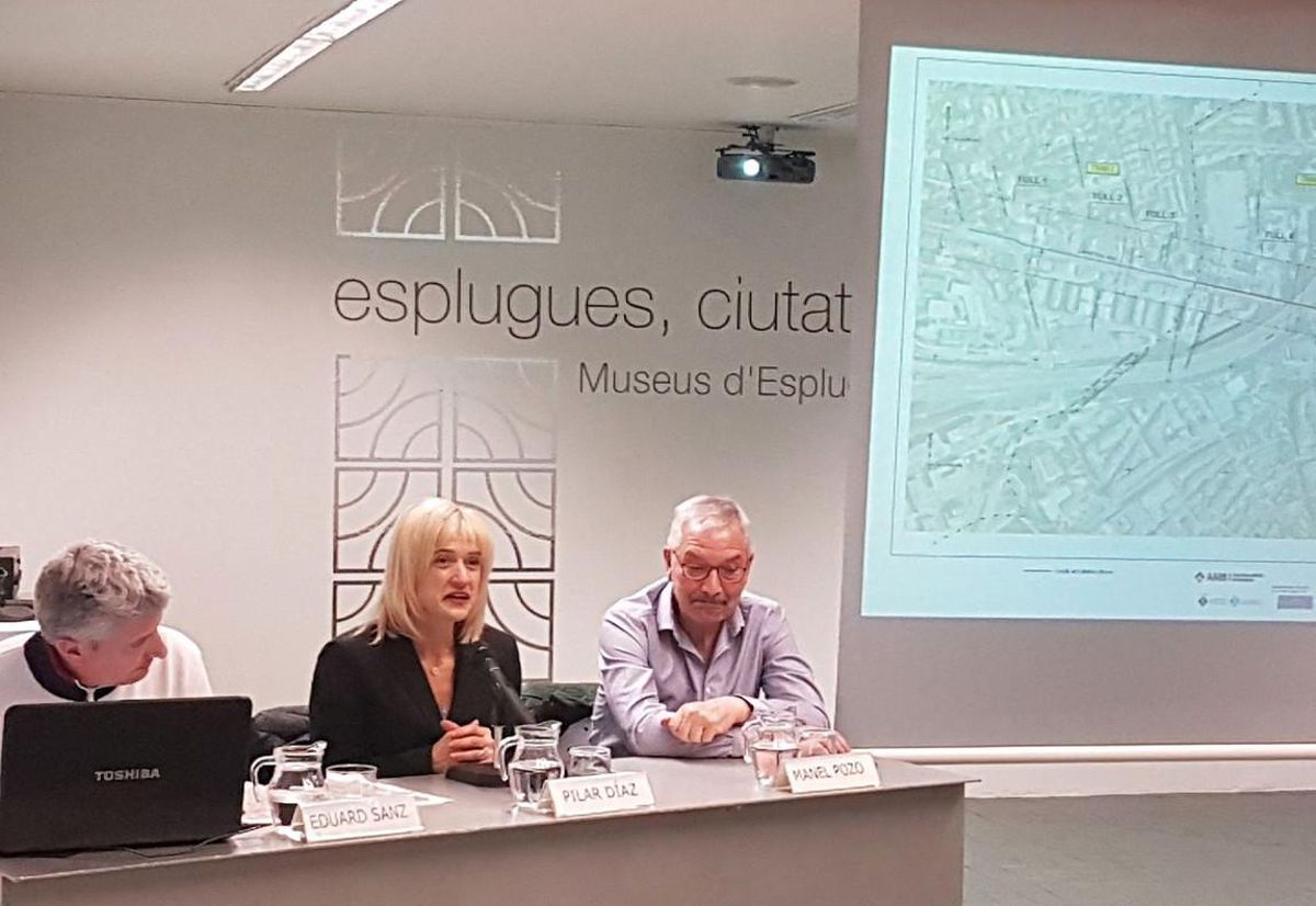 La alcaldesa de Esplugues, Pilar Díaz, junto al concejal de Urbanismo, Eduard Sans, durante la Audiencia Pública para dar cuenta del nuevo carril bici entre la ciudad y Sant Just Desvern. La alcaldesa de Esplugues, Pilar Díaz, junto al concejal de Urbanismo, Eduard Sans, durante la Audiencia Pública para dar cuenta del nuevo carril bici entre la ciudad y Sant Just Desvern.