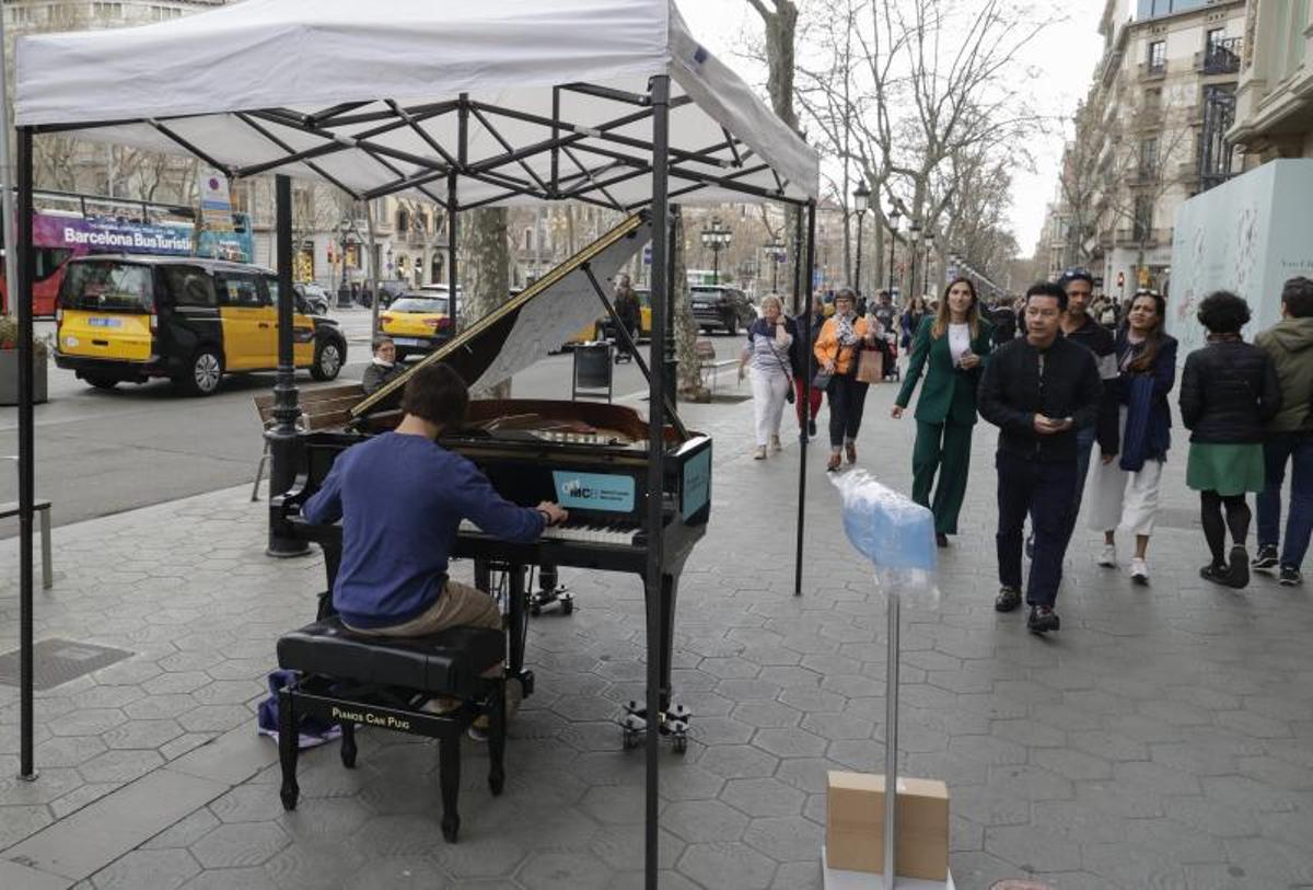 El Paseo de Gracia se ameniza con pianos de colas para que gente anonima toque sus piezas