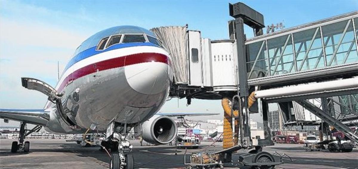 Un avión de American Airlines en el aeropuerto de El Prat, en su primer vuelo directo a Nueva York.