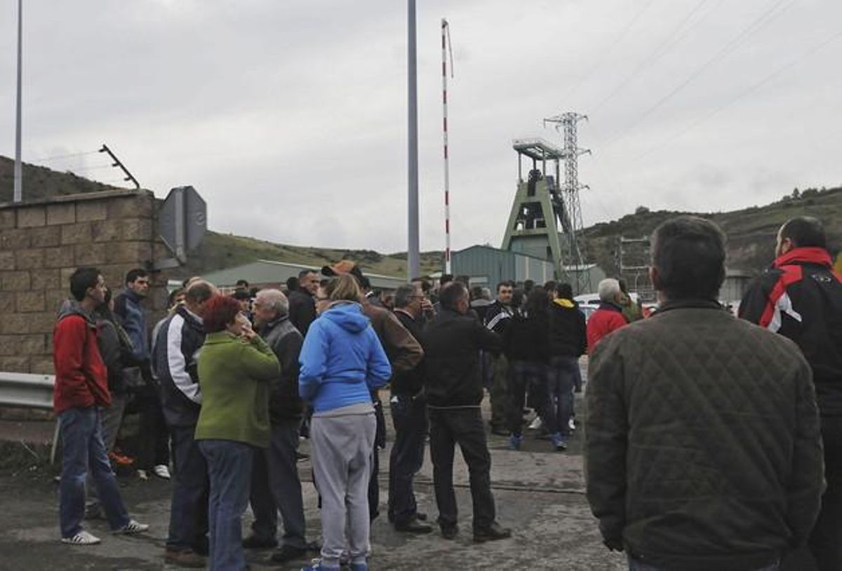 Personas congregadas a las puertas del Pozo Emilio del Valle de Llombera de Gordón (León), este lunes. Personas congregadas a las puertas del Pozo Emilio del Valle de Llombera de Gordón (León), este lunes.