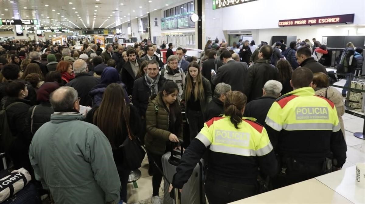 Desalojo de la estación de Sants por el hallazgo de un paquete sospechoso. Desalojo de la estación de Sants por el hallazgo de un paquete sospechoso.