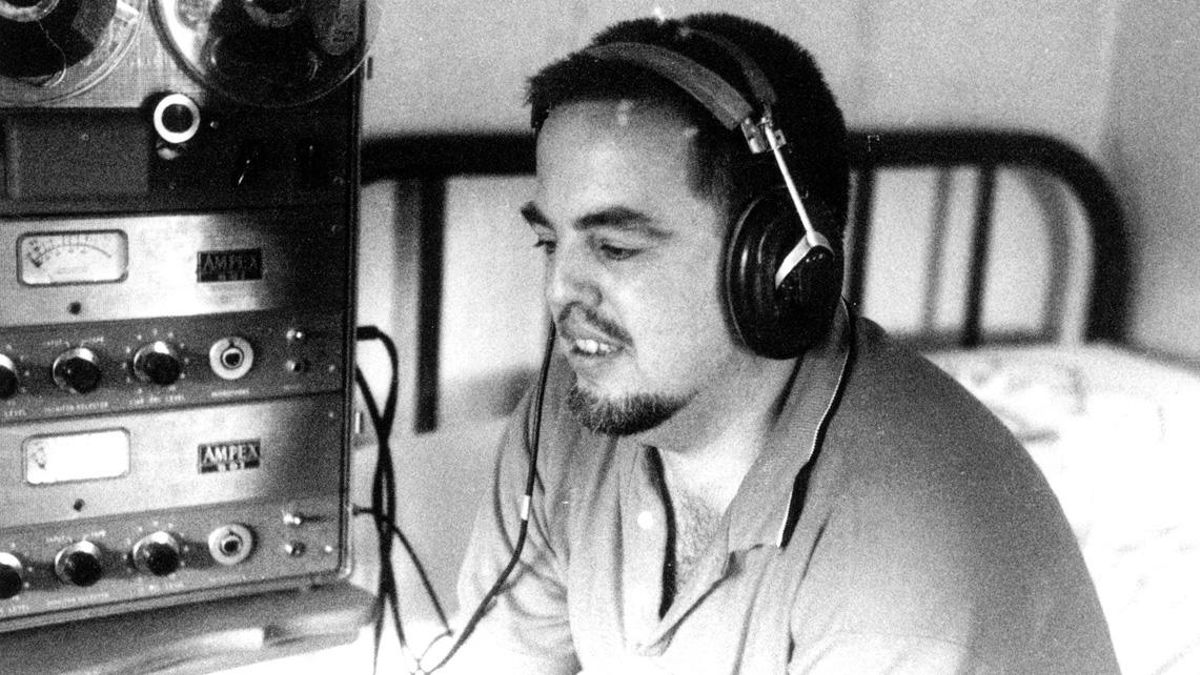 Alan Lomax, escuchando unas grabaciones en los años 50. Alan Lomax, escuchando unas grabaciones en los años 50.