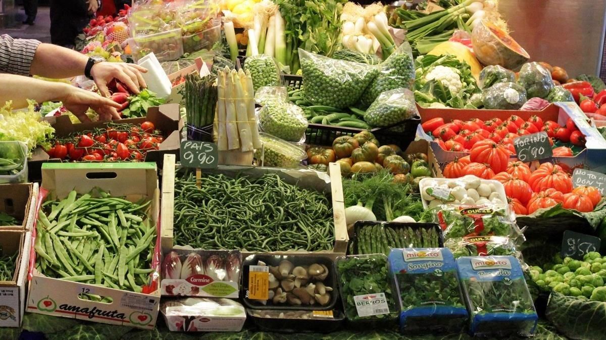 Parada de frutas y verduras en el mercado de la Boquería de Barcelona Parada de frutas y verduras en el mercado de la Boquería de Barcelona