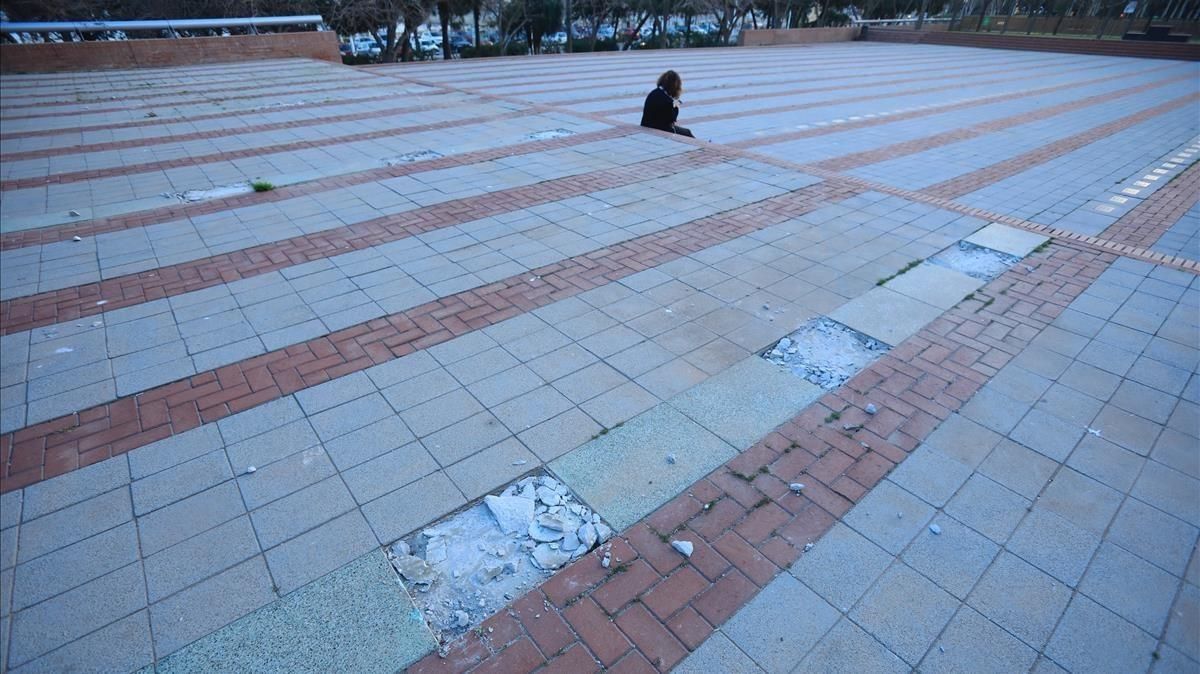 Los agujeros que han quedado donde estaban las placas de bronce robadas esta semana en la plaza dels Campions, en la Vila Olímpica. Los agujeros que han quedado donde estaban las placas de bronce robadas esta semana en la plaza dels Campions, en la Vila Olímpica.