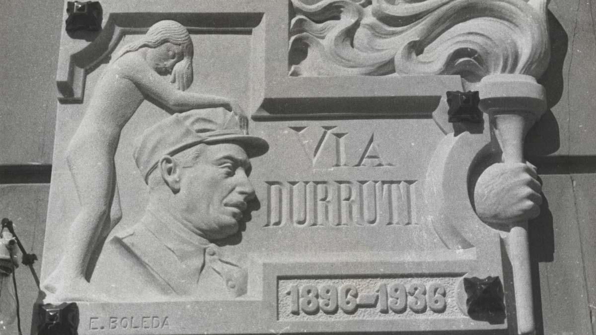 La placa esculpida que se colocó en la Via Laietana de Barcelona, que pasó a ser, durante la guerra, la Via Durruti, en homenaje al líder anarquista fallecido en nunca claras circunstancias en Madrid. La placa esculpida que se colocó en la Via Laietana de Barcelona, que pasó a ser, durante la guerra, la Via Durruti, en homenaje al líder anarquista fallecido en nunca claras circunstancias en Madrid.