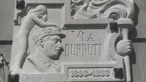 La placa esculpida que se colocó en la Via Laietana de Barcelona, que pasó a ser, durante la guerra, la Via Durruti, en homenaje al líder anarquista fallecido en nunca claras circunstancias en Madrid.