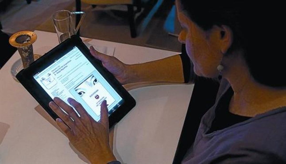 Una lectora consulta la aplicación para Ipad de ’La devoción del sospechoso X’, de Keigo Higashino. Una lectora consulta la aplicación para Ipad de ’La devoción del sospechoso X’, de Keigo Higashino.