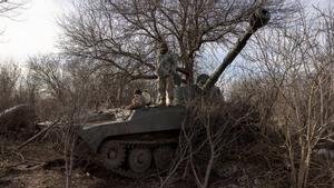 Soldados ucranianos sobre un lanza obuses 2S1 Gvozdika, cerca de la ciudad de Bakhmut, en la región de Donetsk.