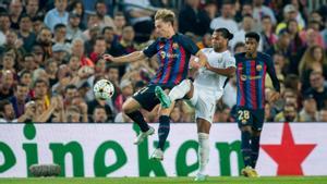 Frenkie de Jong pelea con Gnabry en el Barça-Bayern del Camp Nou.