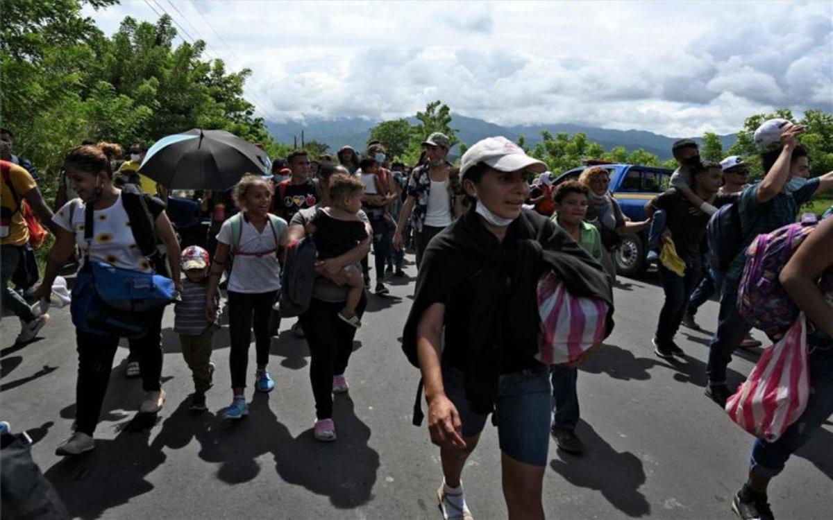 Grupo de personas migrantes y refugiados de Honduras que intentan llegar a los Estados Unidos.