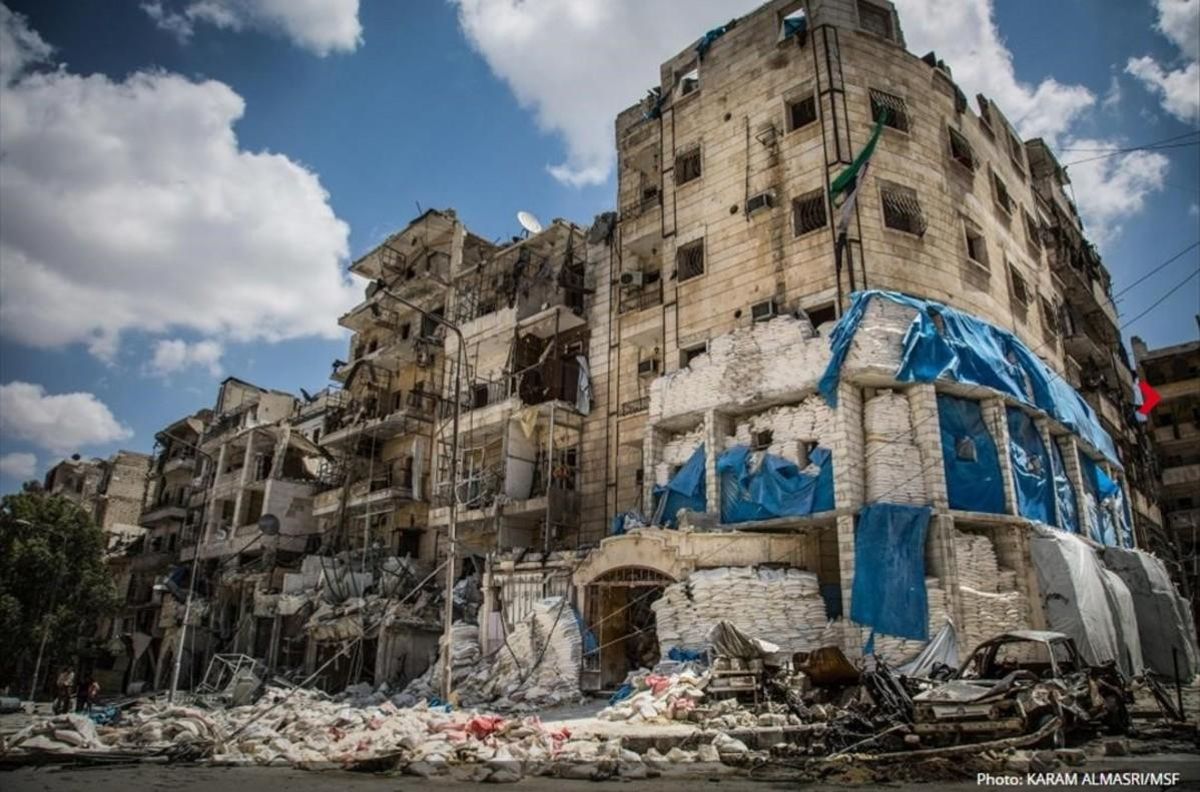 Un hospital reforzado con sacos de arena tras ser bombardeado en abril pasado, en ataques que causaron la muerte de un médico y heridas a varias enfermeras, en el este de Alepo. Un hospital reforzado con sacos de arena tras ser bombardeado en abril pasado, en ataques que causaron la muerte de un médico y heridas a varias enfermeras, en el este de Alepo.