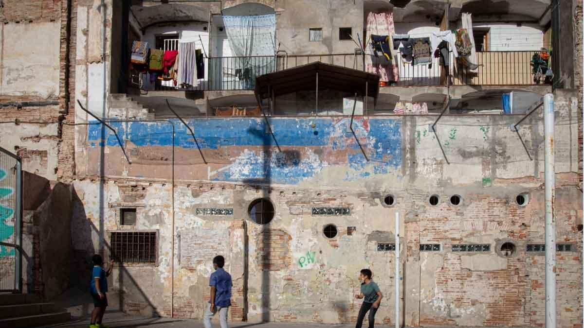 Unos niños juegan junto a una finca del barrio del Raval, en Barcelona. Unos niños juegan junto a una finca del barrio del Raval, en Barcelona.