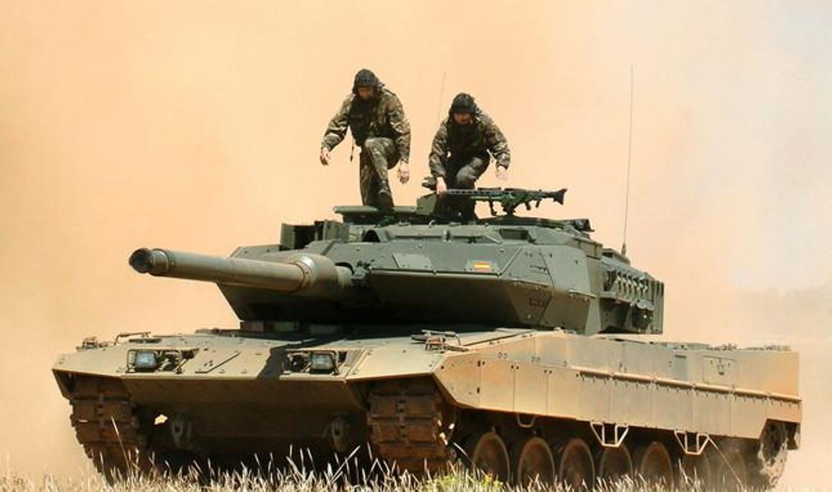 Carro de combate Leopard 2 E del Ejército español durante una demostración. Carro de combate Leopard 2 E del Ejército español durante una demostración.