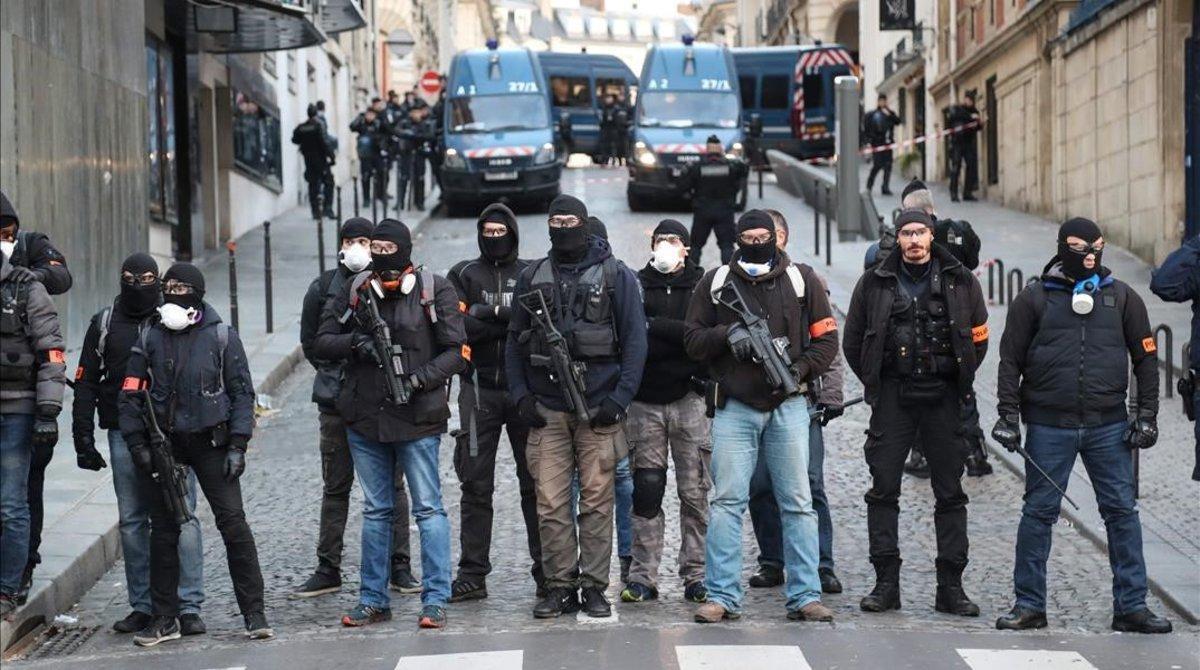 Nou dissabte negre a França amb més de mil detinguts entre els 'armilles grogues'
