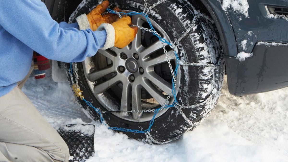 Cómo montar de forma fácil las cadenas de nieve en las ruedas del coche Cómo montar de forma fácil las cadenas de nieve en las ruedas del coche