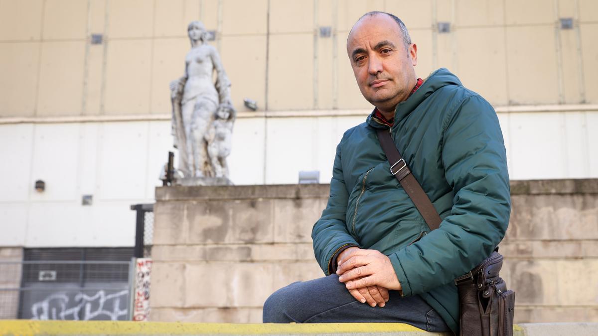  Manuel Marina, guía local de Barcelona, delante de la estatua ’Las Artes’, en la avenida del Paral·lel.