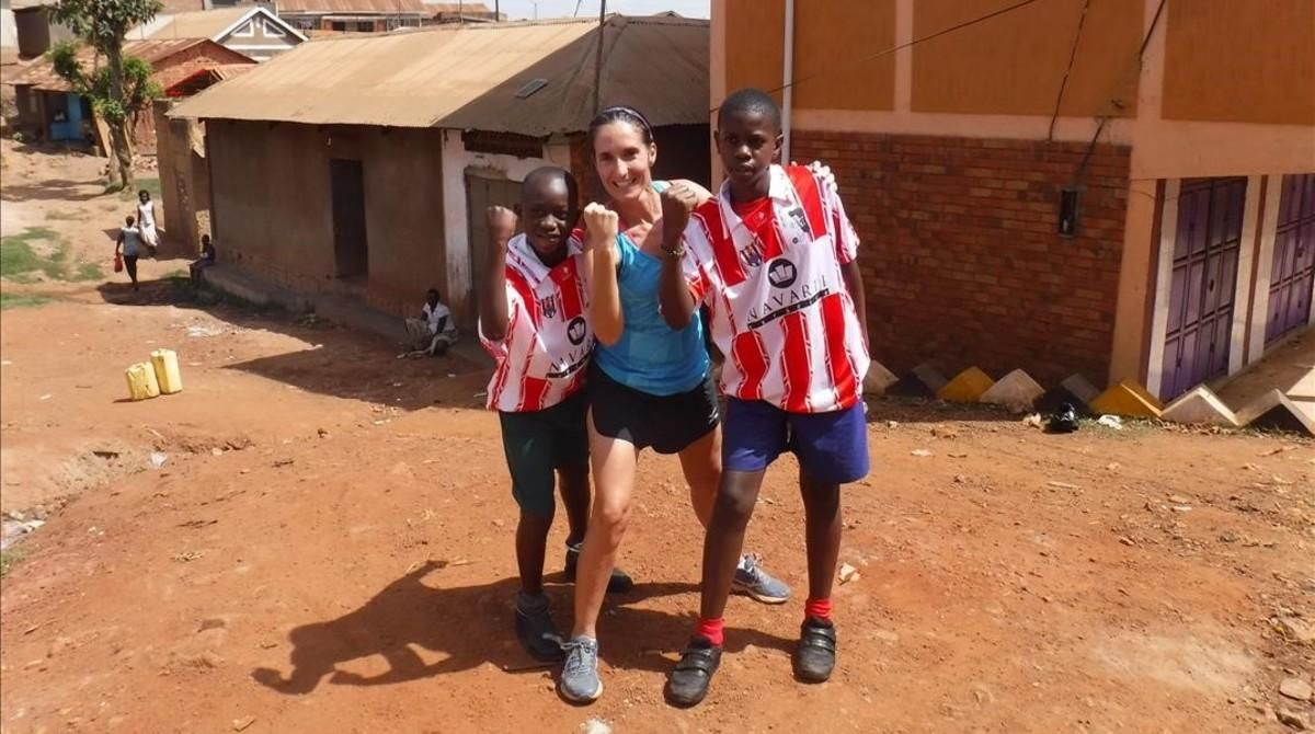 Patricia Campos Doménech, junto a dos niños, en Kajjansi, una pequeña aldea de Uganda donde lleva a cabo su labor solidaria. Patricia Campos Doménech, junto a dos niños, en Kajjansi, una pequeña aldea de Uganda donde lleva a cabo su labor solidaria.