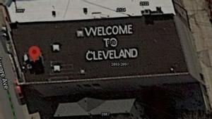 Cartel de Welcome to Cleveland situado en una casa de Milwaukee, a 700 km de Cleveland.